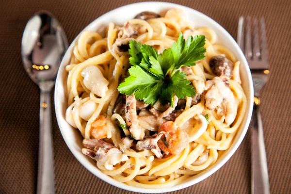 Skaldjur spaghetti med Oliver — Stockfoto