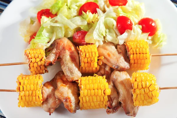 Asas de frango com espetos de milho — Fotografia de Stock