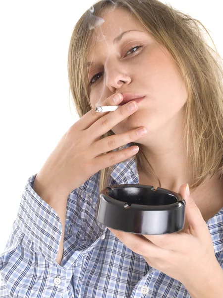 Mulher jovem fumando — Fotografia de Stock