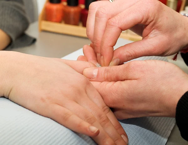 Meisje vingernagels wordt gemanicuurde. — Stockfoto