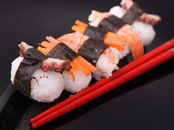 Comer sushi no fundo — Fotografia de Stock