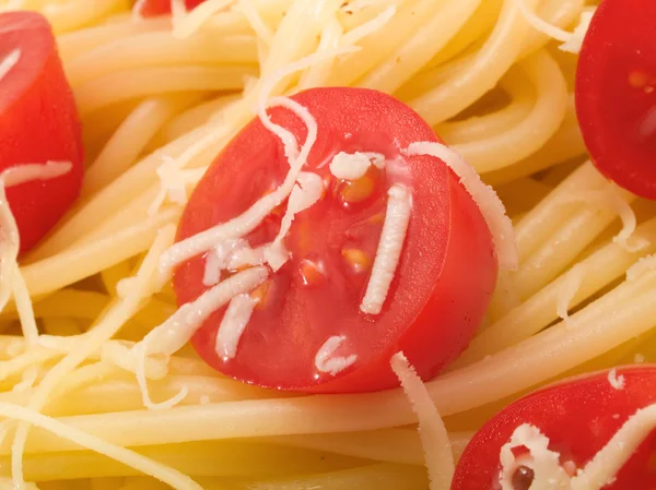 Špagety, připravené s cherry rajčaty — Stock fotografie