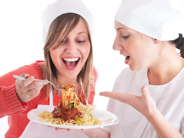 Şefler spagetti bolognese ile — Stok fotoğraf
