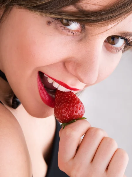 Jovem mulher comendo morango — Fotografia de Stock