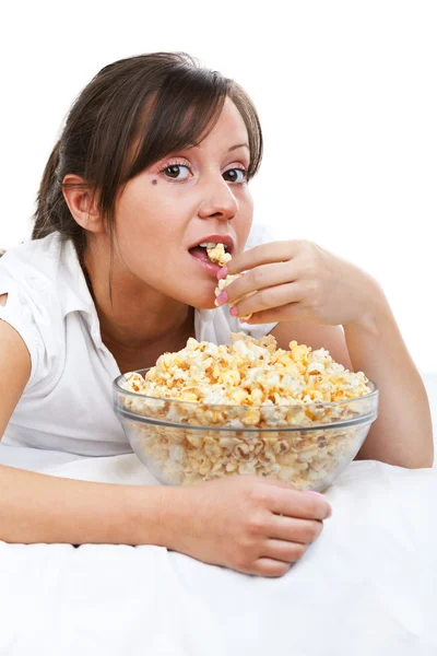 Mladá žena jíst popcorn — Stock fotografie