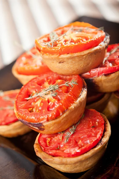 Mini quiche con formaggio e pomodoro — Foto Stock