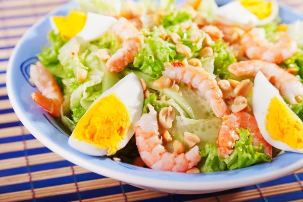 Zeevruchten salade met garnalen — Stockfoto