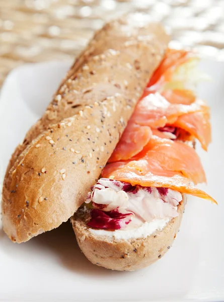 Sanduíche com salmão fumado — Fotografia de Stock