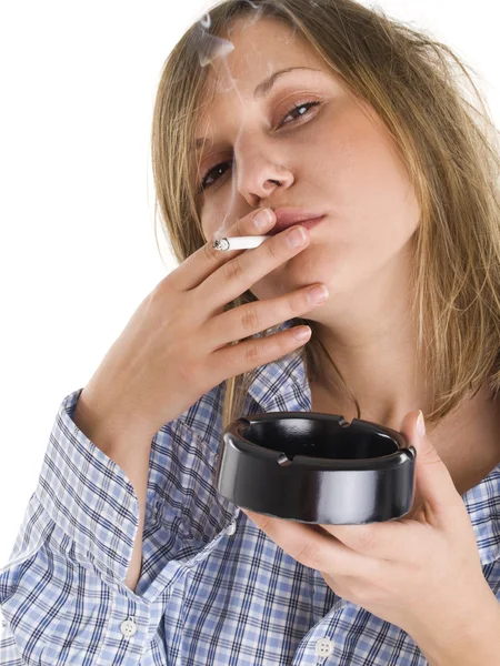 Mulher jovem fumando — Fotografia de Stock