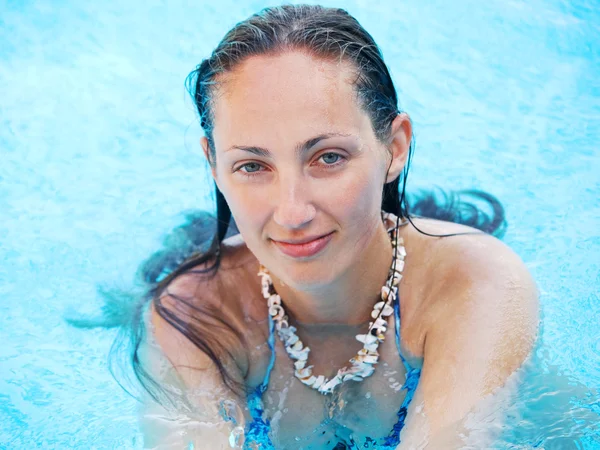 Mujer en piscina —  Fotos de Stock