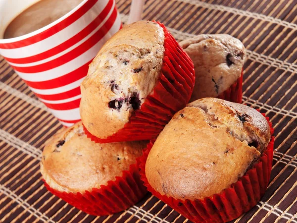 Muffins aux baies avec café — Photo