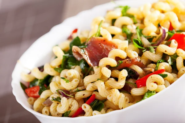 Pasta with prosciutto, rucola and peppers — Stock Photo, Image