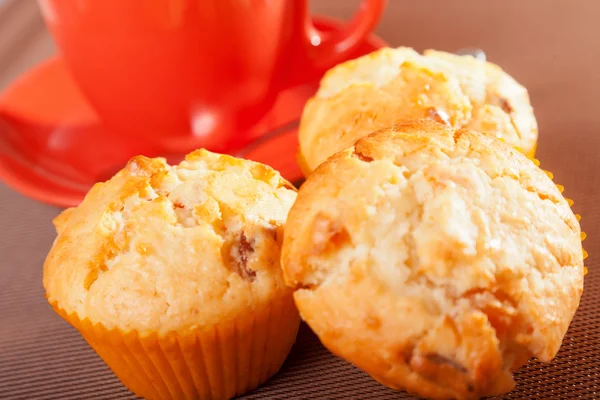 Muffins met kokosnoten en gedroogde vruchten — Stockfoto