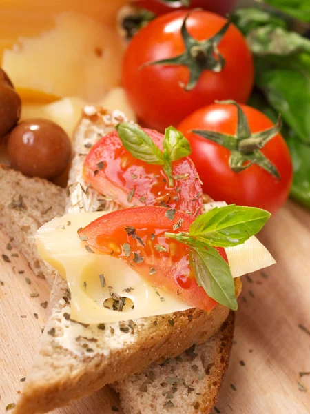 Kaas sandwich met tomaten — Stockfoto