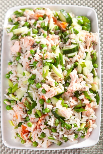 Salada de arroz com salmão — Fotografia de Stock