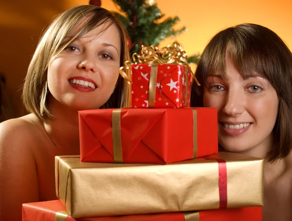 Γυναίκες με Χριστουγεννιάτικα δώρα — Φωτογραφία Αρχείου