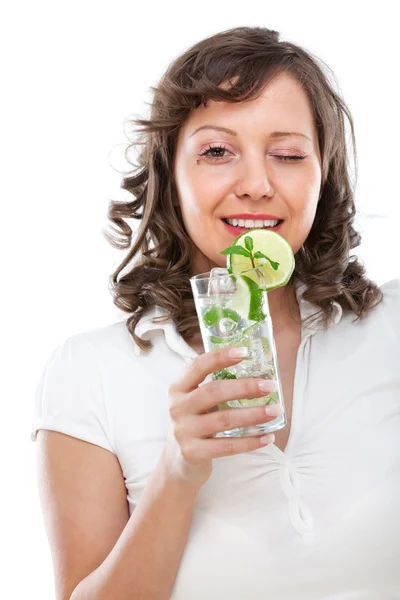 Jeune femme avec mojito — Photo