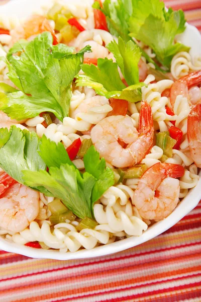 Salade de fusilli, crevettes et céleri — Photo