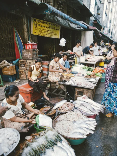 Маркет стріт в місті Yangon — стокове фото