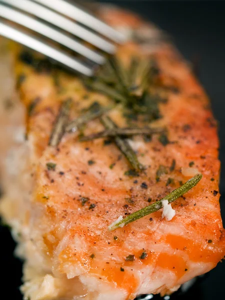 Salmone al forno con olio d'oliva — Foto Stock