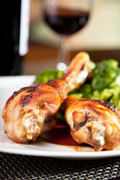 Gambe di pollo con broccoli — Foto Stock