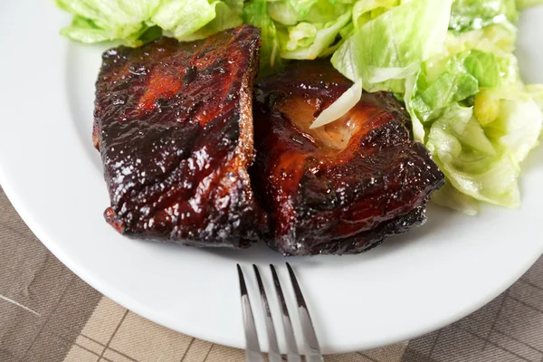 Pork ribs with green salad — Stock Photo, Image