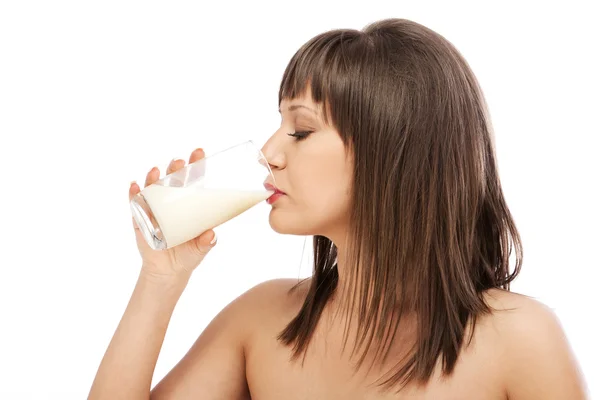 Mujer bebiendo leche — Foto de Stock