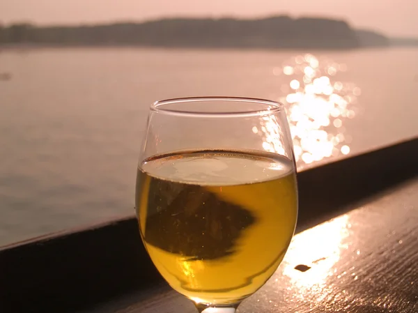 Стакан вина у моря — стоковое фото