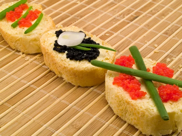Sandwiches con caviar sobre fondo — Foto de Stock