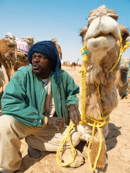 Oude Tunesische staande door zijn kameel — Stockfoto
