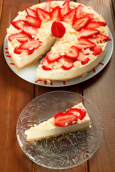딸기와 맛 있는 치즈 — 스톡 사진