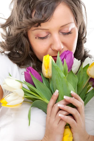 Junge Frau mit Tulpen — Stockfoto