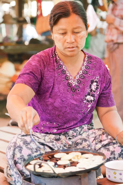 Mulher cozinhar em Inle Lake — Fotografia de Stock