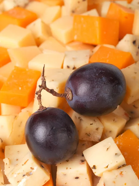Fromage avec raisins sur fond — Photo