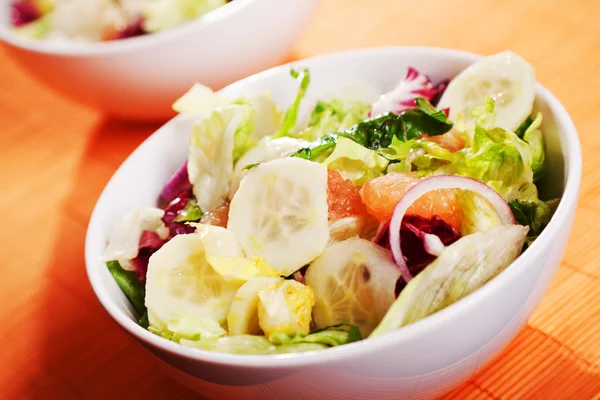 Salada com alface, pepinos e toranja — Fotografia de Stock