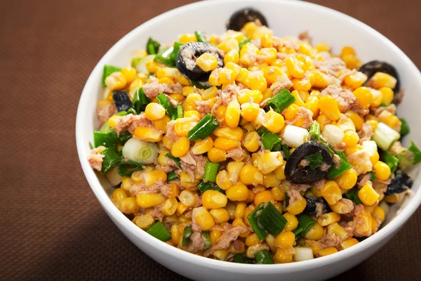 Salat mit Thunfisch und weißem Mais — Stockfoto