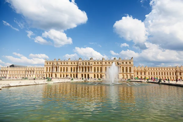 Версальский дворец с туристами — стоковое фото