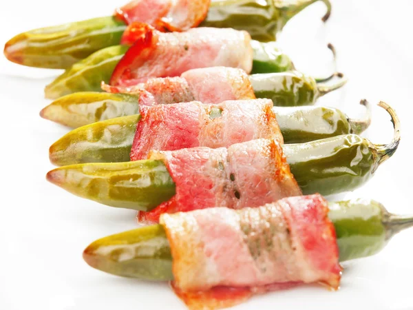 Grillad jalapenos inlindad i bacon — Stockfoto