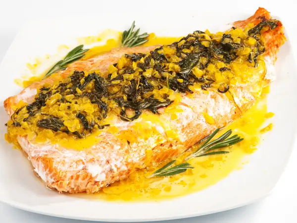 Salmone con salsa di zafferano — Foto Stock