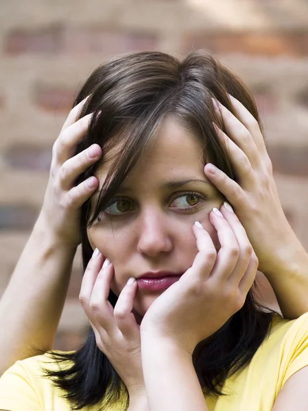 Mujer con dolor de cabeza de cerca —  Fotos de Stock