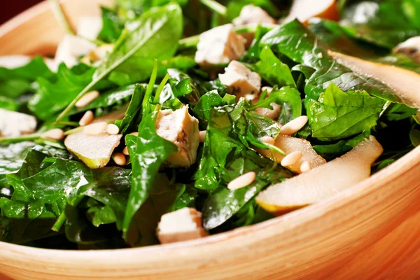 Verse spinazie salade met blauwe kaas — Stockfoto