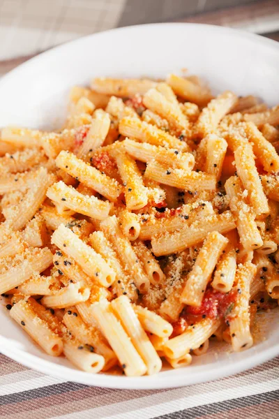 Penne con pomodori e caviale — Foto Stock