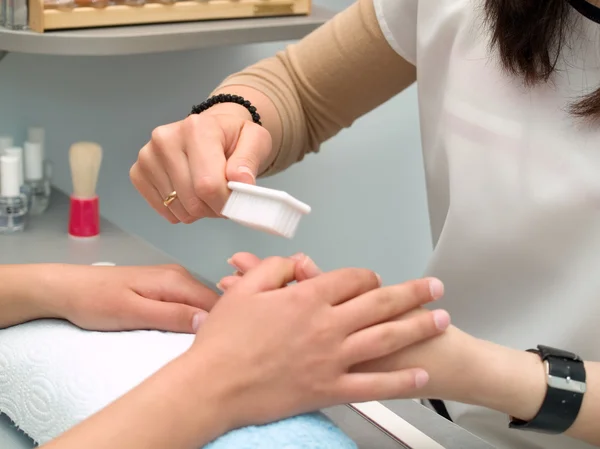 Meisje vingernagels wordt gemanicuurde. — Stockfoto