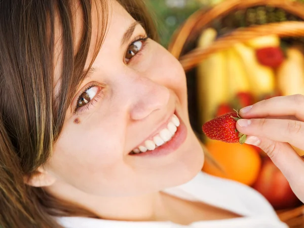 Mulher comendo morangos — Fotografia de Stock