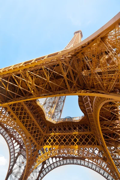 Torre Eiffel de baixo — Fotografia de Stock