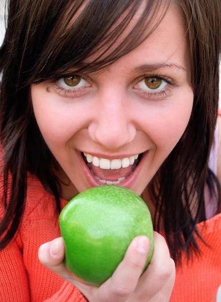 Glad tjej med grönt äpple — Stockfoto