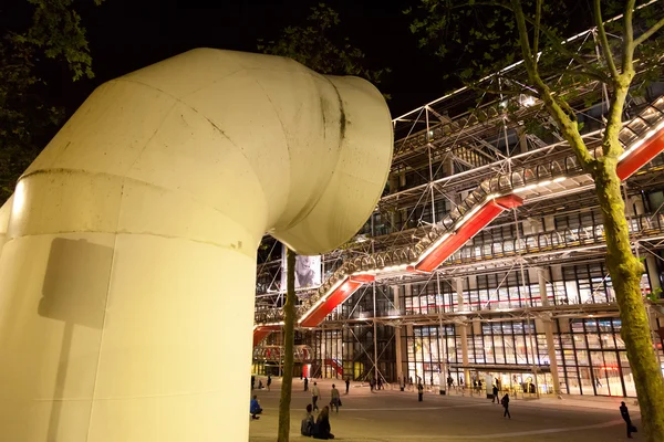 People walking in front of  Centre Pompidou — Stok fotoğraf