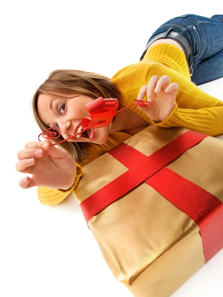 Donna con regalo di Natale — Foto Stock