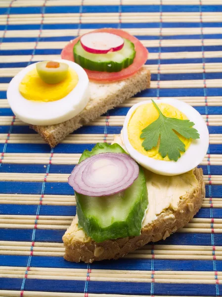 Sandwiches vegetarianos sobre fondo —  Fotos de Stock