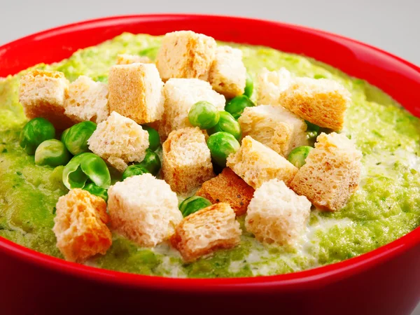 Sopa de creme de ervilha com croutons — Fotografia de Stock